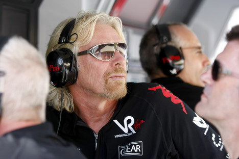 Richard Branson følger sine racere